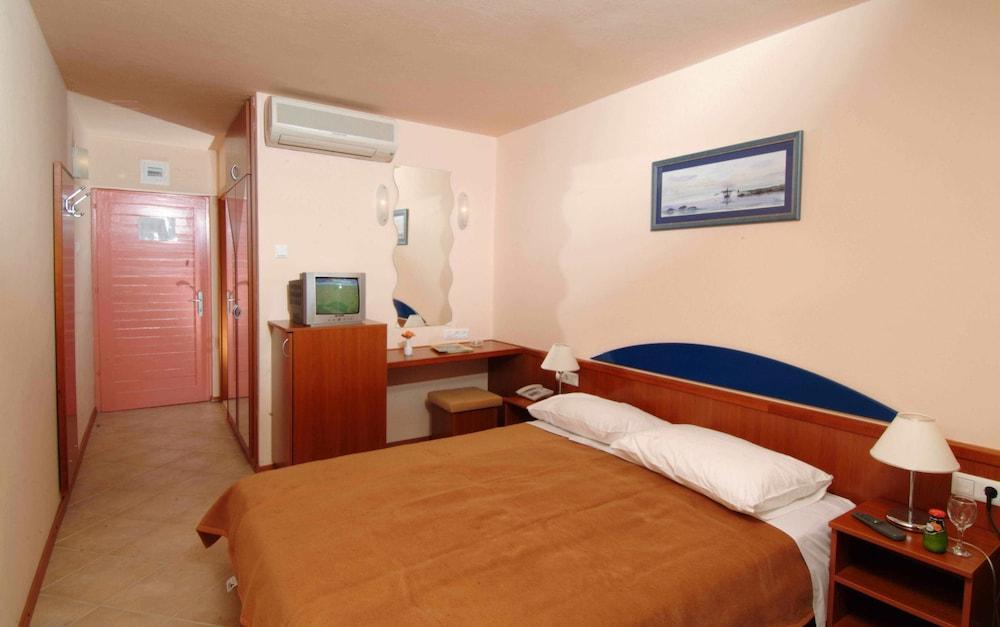 Tourist Settlement Brzet Hotel Omiš Buitenkant foto