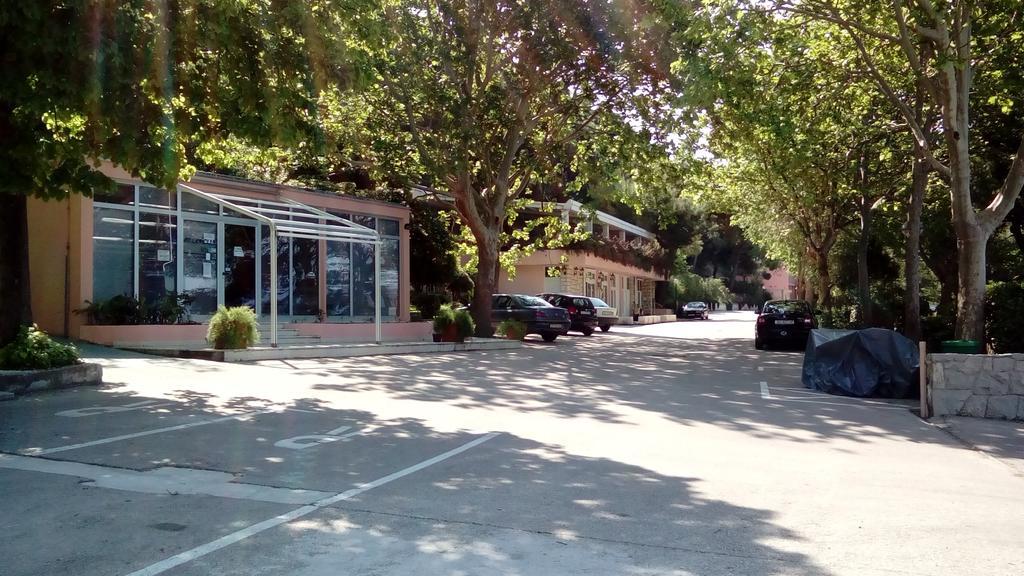 Tourist Settlement Brzet Hotel Omiš Buitenkant foto